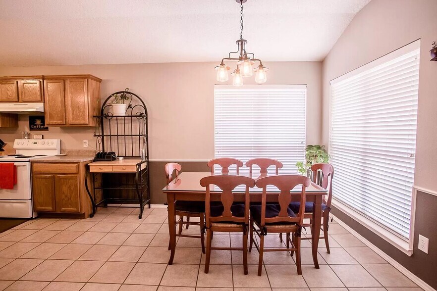 Building Photo - 518 N Juneau Ave