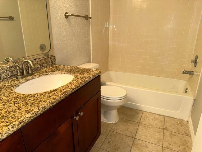 Building Photo - Cozy 2/2 2nd Floor Condo by Millenia Mall! Available Now!