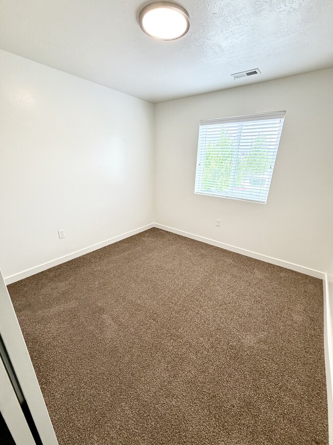 Building Photo - 676 E 550 S