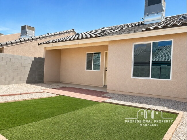 Building Photo - For Rent: 3-bedroom, 2-bathroom home in Desert Sky