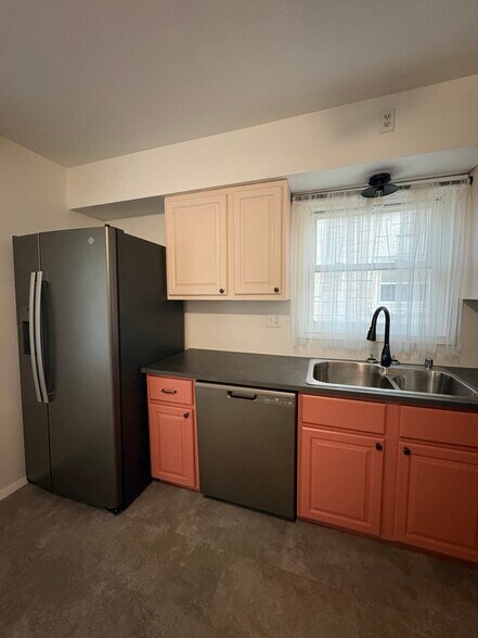 Building Photo - 2528 N 60th St
