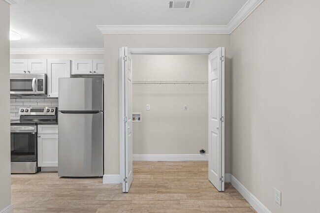 Building Photo - Crown Moulding********* Renovated 3 Bedroom 2 Bath********* Granite Countertops