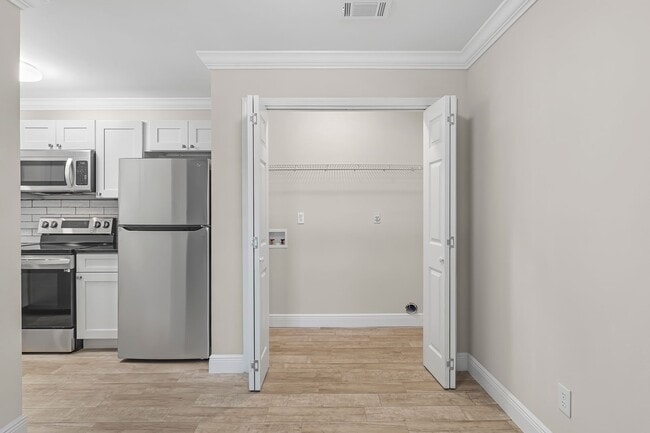 Building Photo - Discover Your Dream Apartment: Renovated 3-Bedroom, 2-Bath Apartment