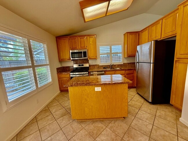 Building Photo - Great home available NOW