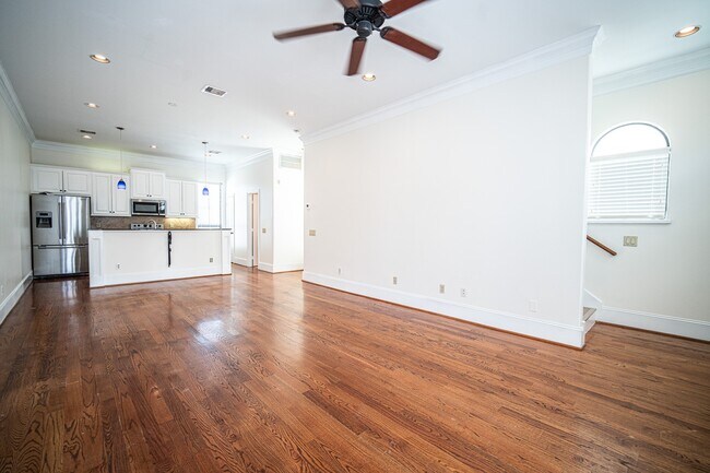 Building Photo - 3119 Fairdale Oaks E