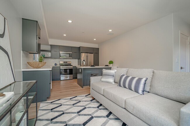 Building Photo - 2115 Holly Dr