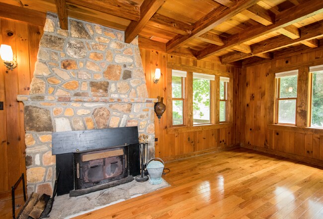 Building Photo - Laurel Park log home 3 bedroom 3 bathroom home.