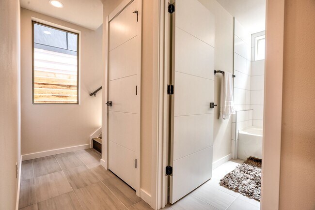 Building Photo - Ballard Townhouse