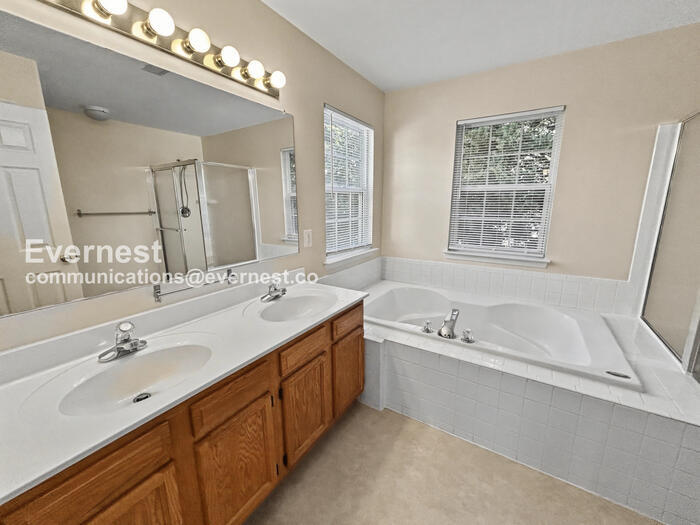 Building Photo - 8 Sarrington Ct