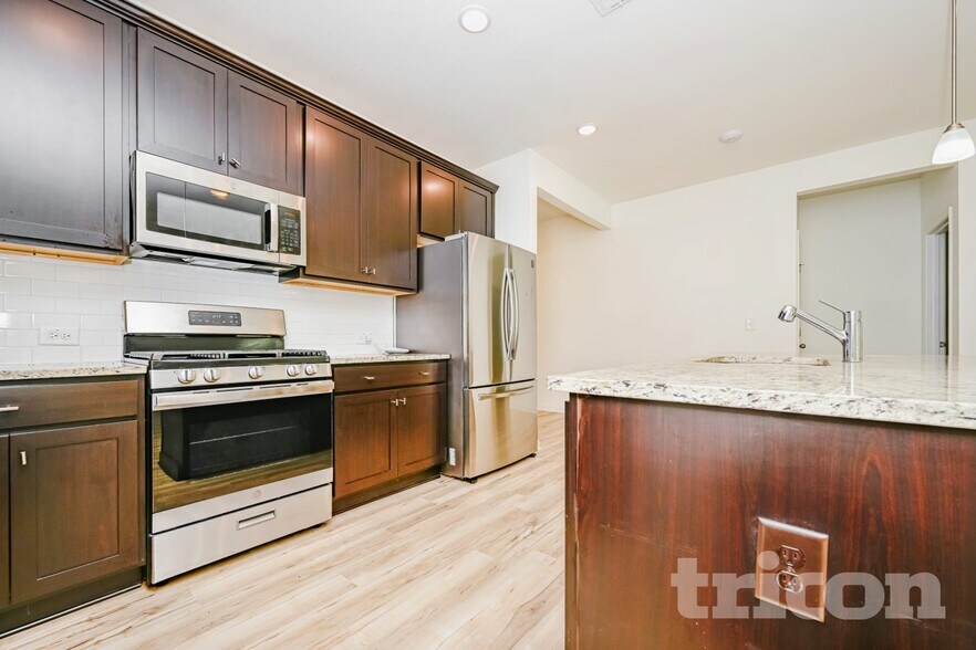 Building Photo - 153 Everett Sq