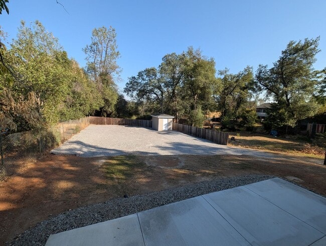 Building Photo - 3 Bedroom House in Shasta Lake, Fridge, Wa...