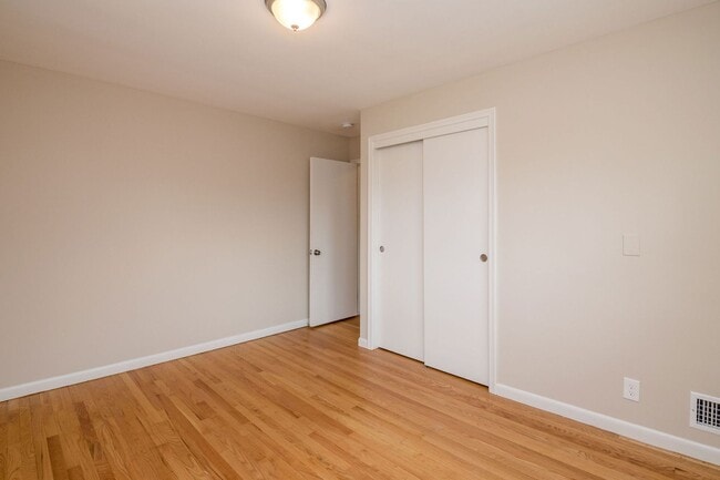 Building Photo - 1427 Woodland Dr