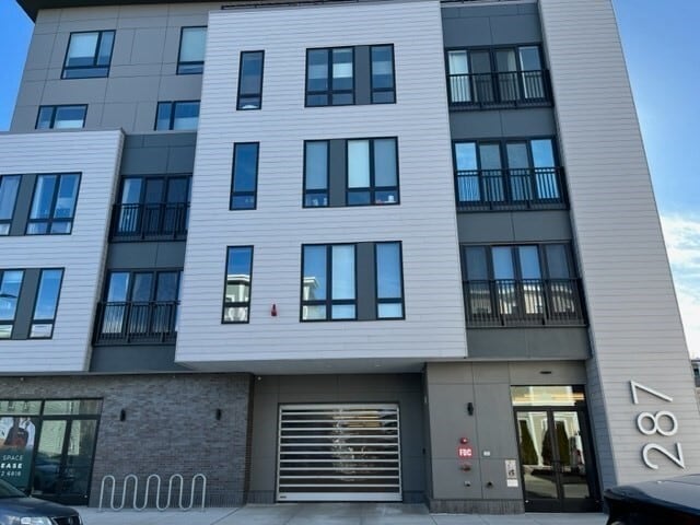 Primary Photo - 287 Maverick St