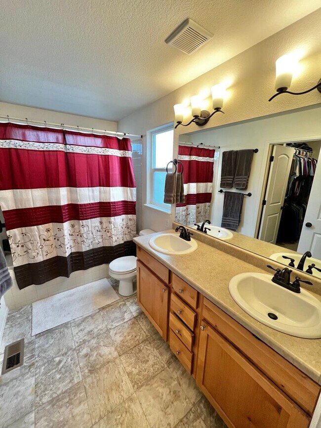 Building Photo - Spacious 4 Bed, 2 1/2 Bath House in Berthoud!