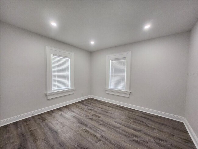 Building Photo - 3924 45th Ave N