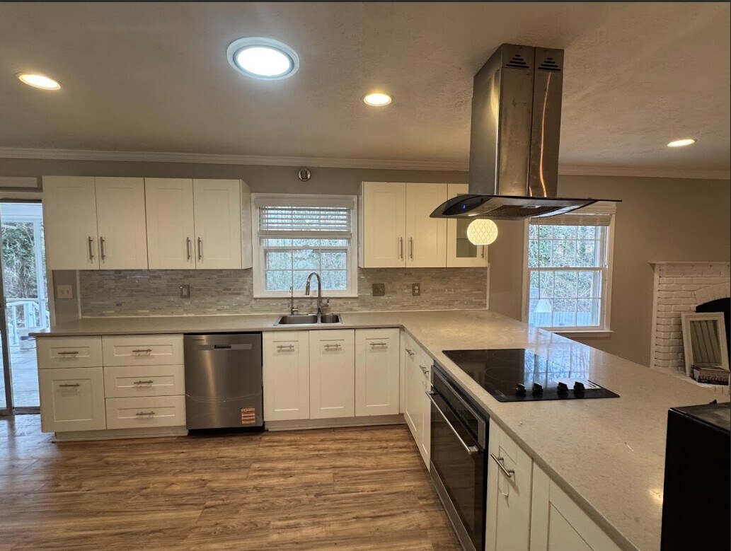 Kitchen with Hood Range Exhaust - 2475 Freydale Rd SE