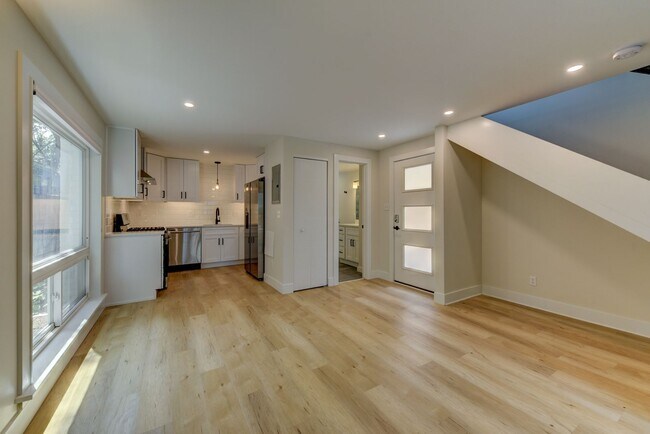 Building Photo - 616 Marine St