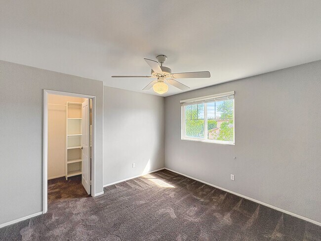Building Photo - Beautiful 4B/3BA house w/ large backyard i...