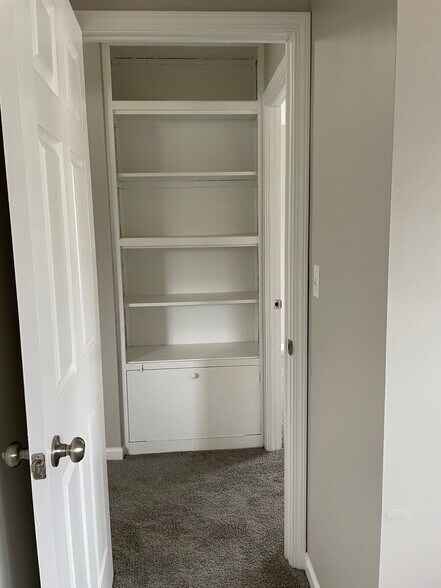 Building Photo - 1100 Riverton Dr