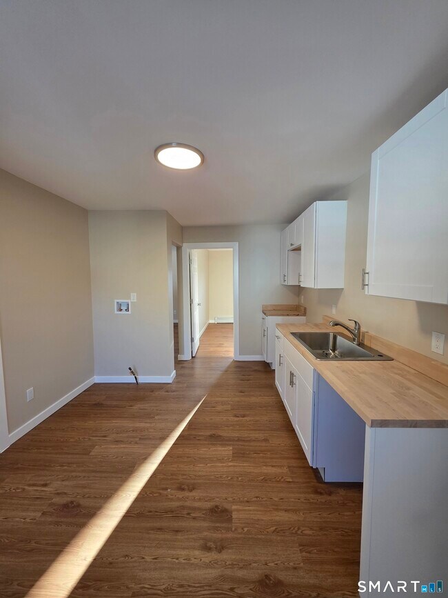 Building Photo - 14 Smith St