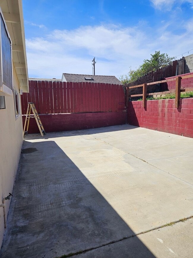 Building Photo - Large 3 Bedroom 2 Bath House