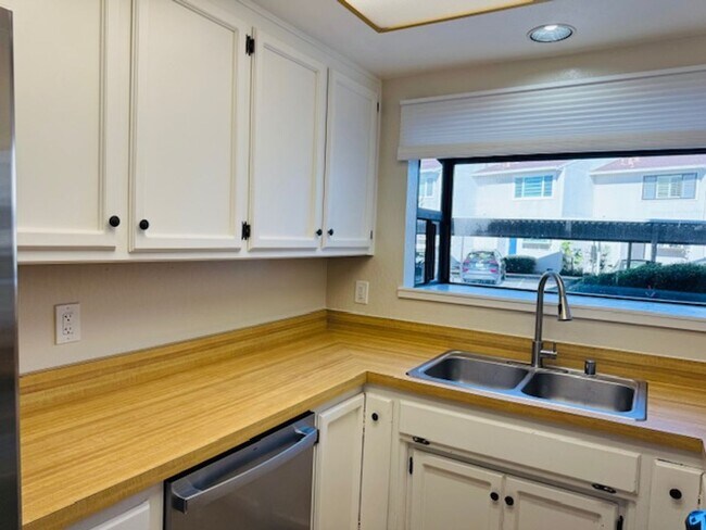 Building Photo - 2 BR 1.5 BA townhome in Walnut Creek-move-in ready!