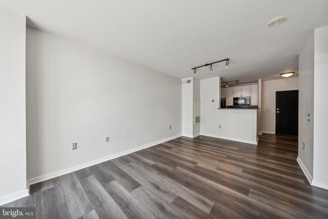 Building Photo - 851 N Glebe Rd