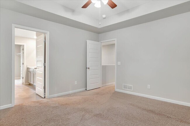 Building Photo - MOVE IN READY