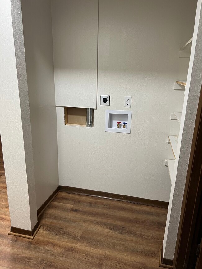 Building Photo - 5552 Cresthaven Ln