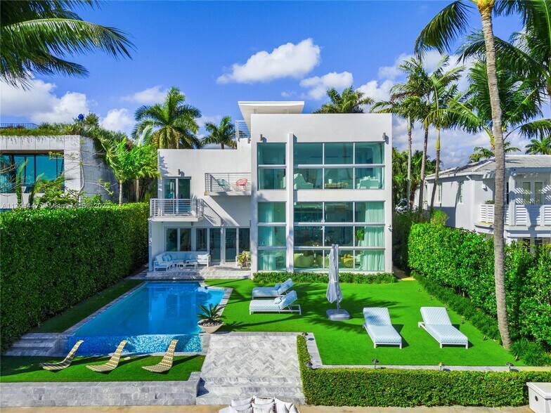 Building Photo - 1061 N Venetian Dr