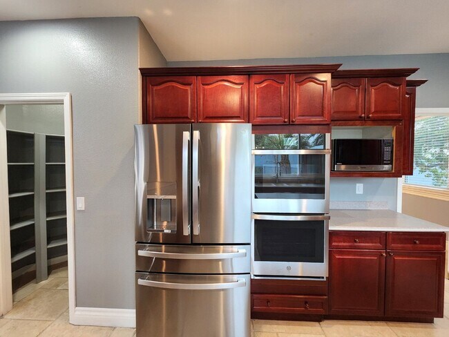 Building Photo - Entertainers Delight with minutes of shopping and restaurants