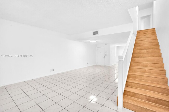 Building Photo - 800 Sorrento Dr