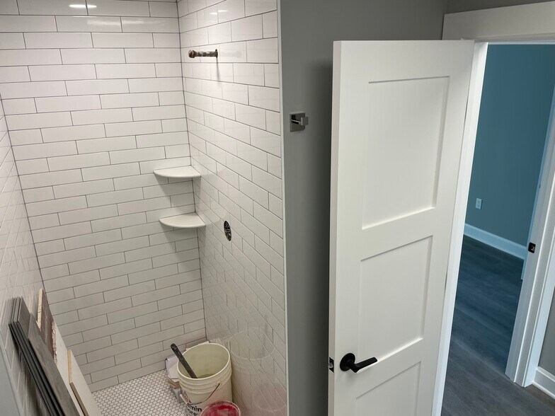 Building Photo - 127 Tunxis Hill Rd