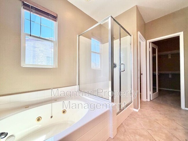 Building Photo - 28853 Sarasota Way