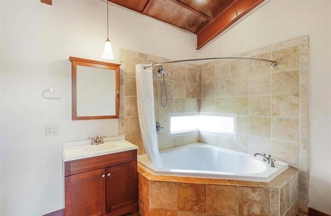 Building Photo - 658 Maple Ln