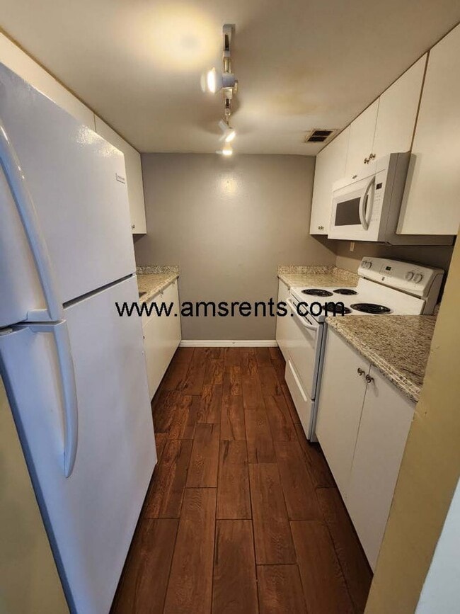 Building Photo - 1406 Holden Ave