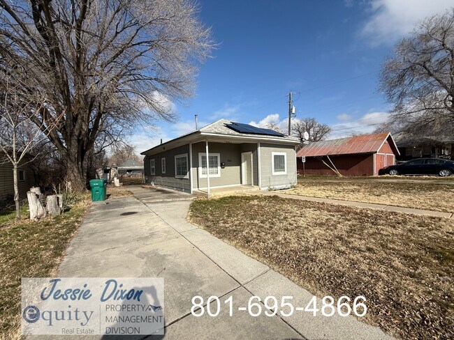 Building Photo - 866 E 22nd St