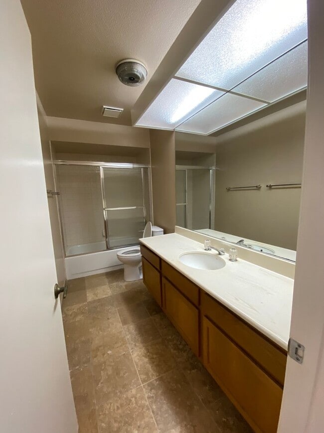 Building Photo - 3 bed, 2 1/2 bath townhome in quiet complex