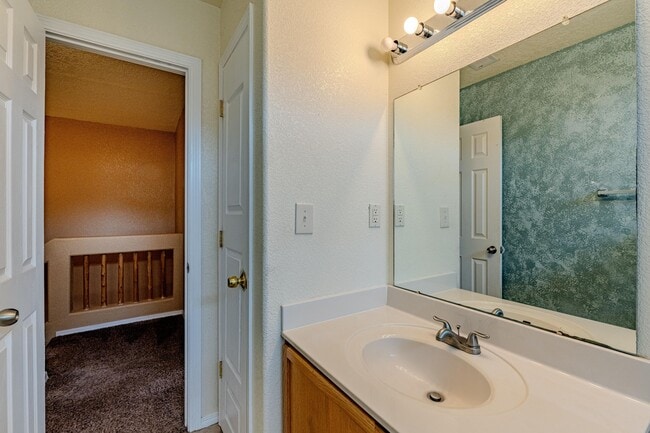 Building Photo - 10416 Rosefinch Dr NW