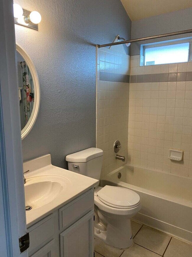 Building Photo - 1445 Plaza Verde Dr