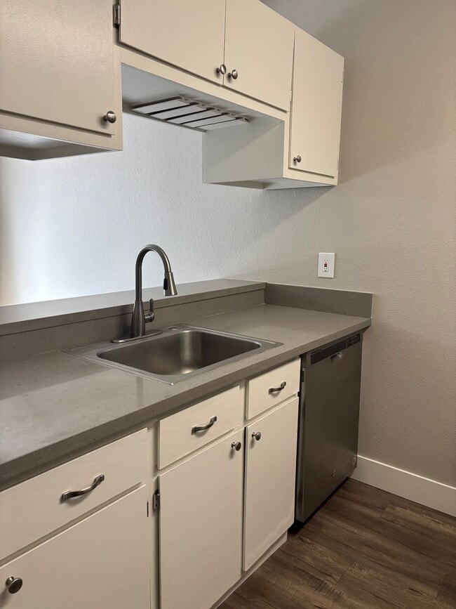 Building Photo - Renovated two bedroom two bath townhome, Windsor!!