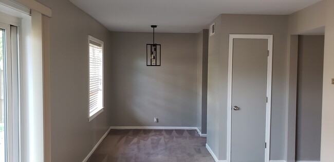 Building Photo - 128 Jamestown Ct