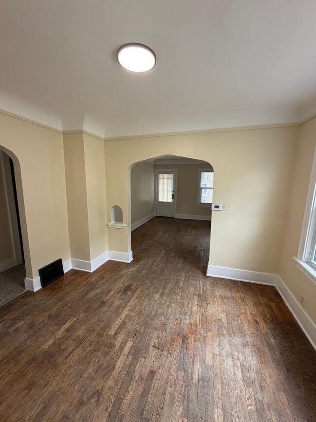 Building Photo - 2 Bed / 1 Bath House for Rent — Lansing, MI