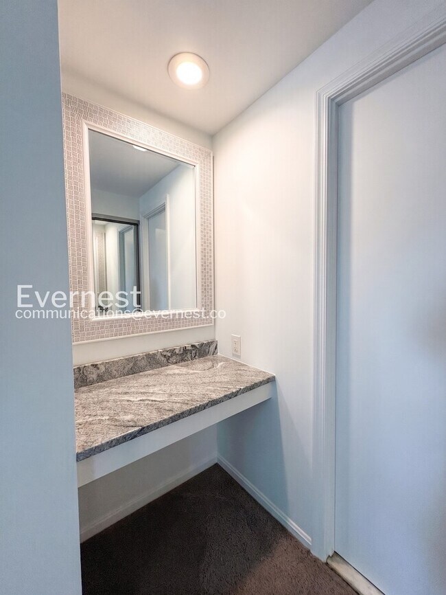 Building Photo - 2 Bed/2 Bath Town Home with Modern Amenities / Vouchers Accepted / Available Now!
