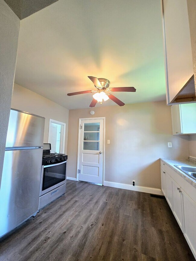 Building Photo - 2 bedroom 1 bath