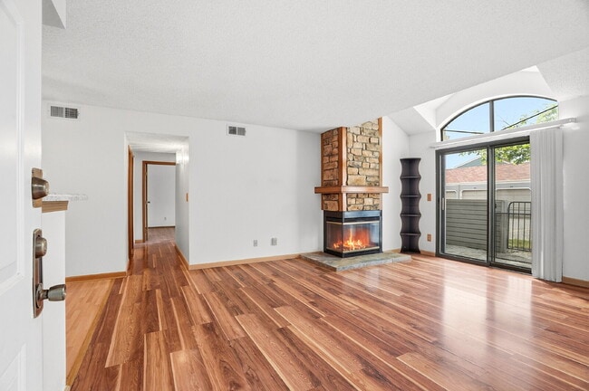 Building Photo - $1,695.95 - 2 Bed, 2 Bath Condo in Aurora with Central AC, and In Unit Laundry!
