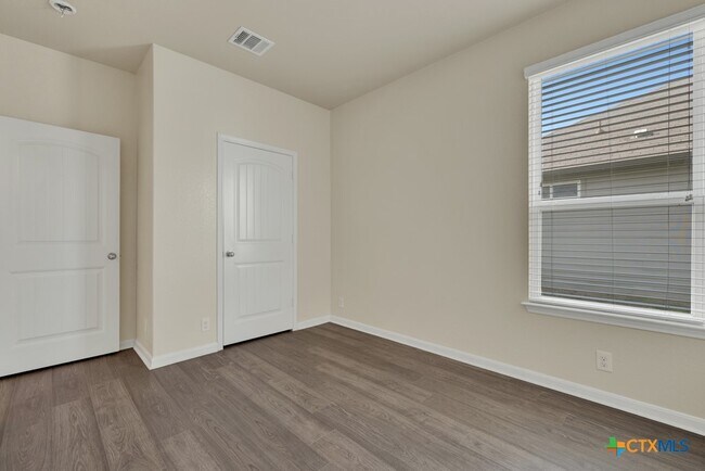 Building Photo - 1355 Fall Cover St