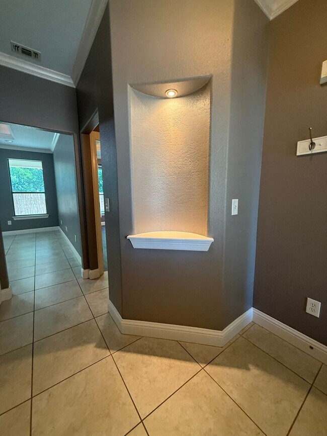 Building Photo - Beautiful 4 bedroom 2 bath home centrally located for added convenience
