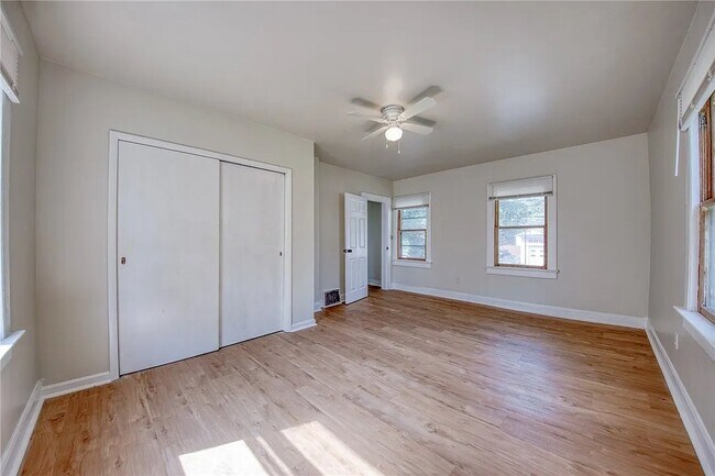 Building Photo - 204 Clarksville St