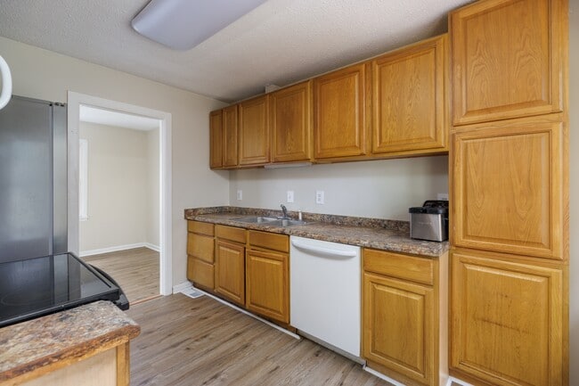 Building Photo - 4032 Summerhill Dr NW